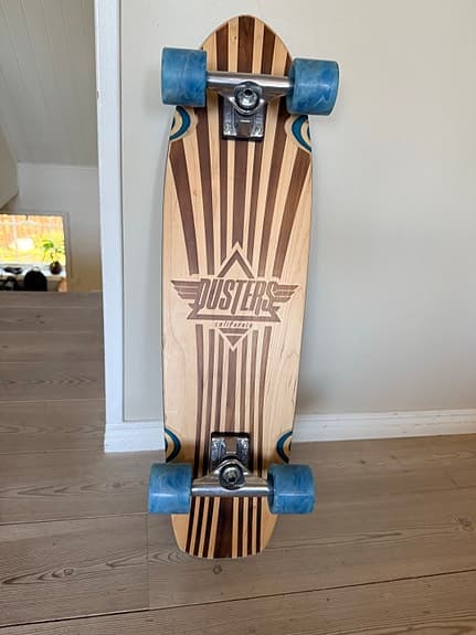 Dusters skateboard med skyddsutrustning