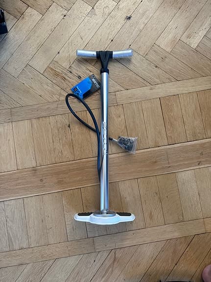 CMP-138AGCH1 cykelpump med manometer, stänkskärm och stödben