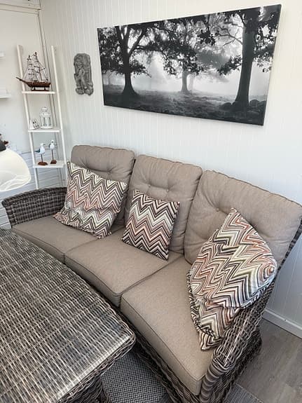 Loungegrupp konstrotting soffa fåtöljer bord beige grå. Nypris 19.000