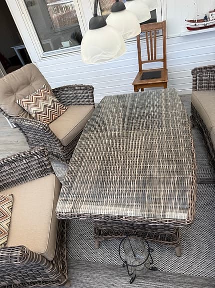 Loungegrupp konstrotting soffa fåtöljer bord beige grå. Nypris 19.000