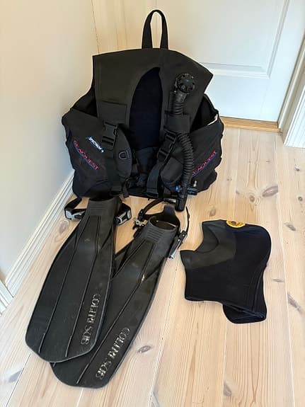 Dykutrustning väst fenor och huva svart