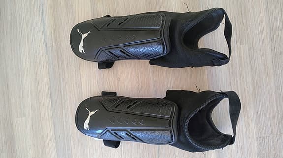 Puma benskydd fotboll barn, storlek S