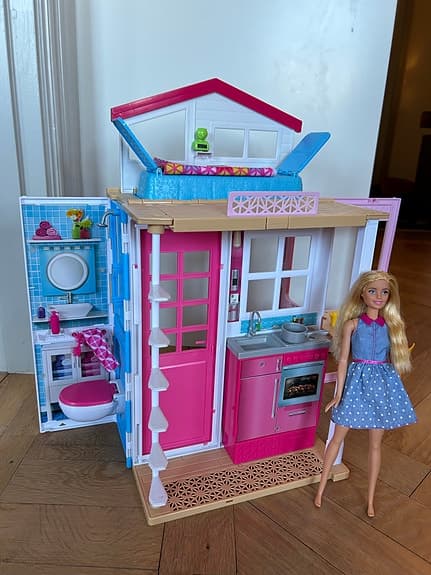 Barbie dockhus med docka och tillbehör