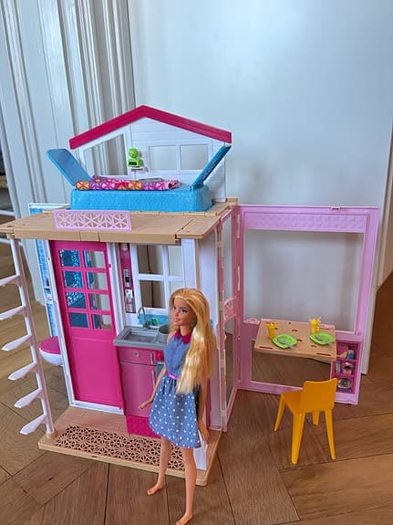 Barbie dockhus med docka och tillbehör