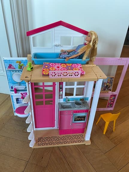 Barbie dockhus med docka och tillbehör