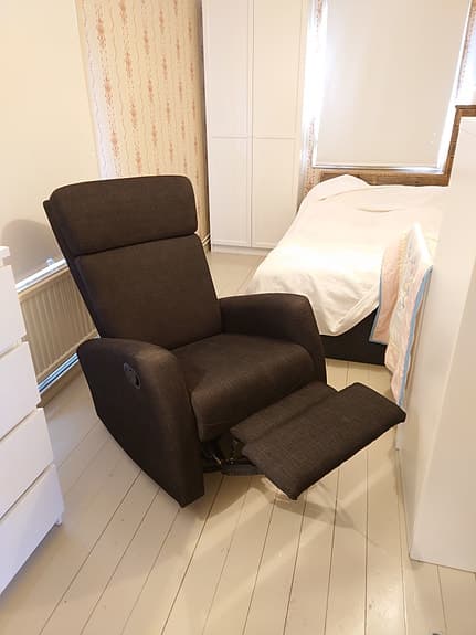 Fåtölj med inbyggt benstöd
