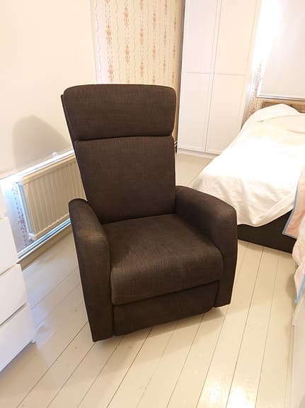 Fåtölj med inbyggt benstöd