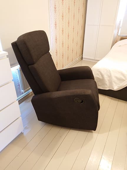 Fåtölj med inbyggt benstöd