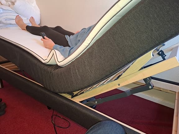 Jysk ställbar säng med madrass