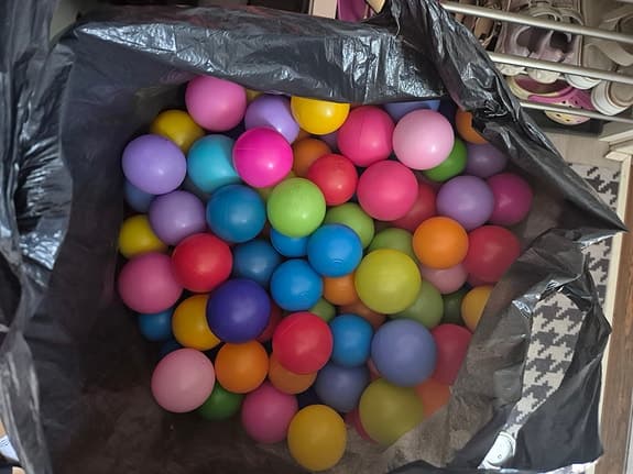 Färgglada plastleksaksbollar