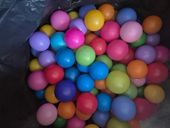 Färgglada plastleksaksbollar