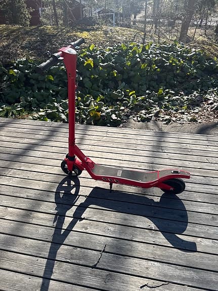 Elsparkcykel röd med digital display maserati