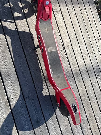 Elsparkcykel röd med digital display maserati