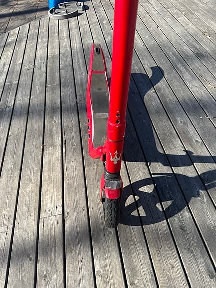 Elsparkcykel röd med digital display maserati