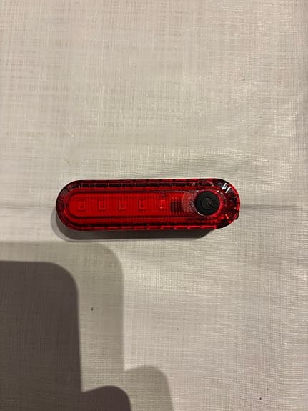 Ljusröd rund baklykta för cykel + klämma – Som ny!