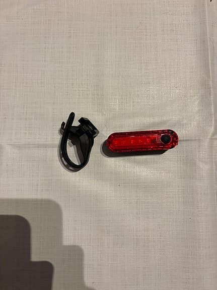 Ljusröd rund baklykta för cykel + klämma – Som ny!