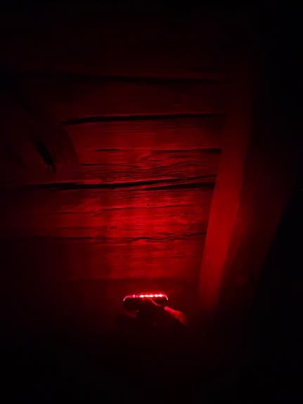 Ljusröd rund baklykta för cykel + klämma – Som ny!