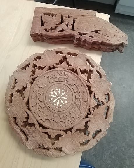 Träbord med snidade detaljer.