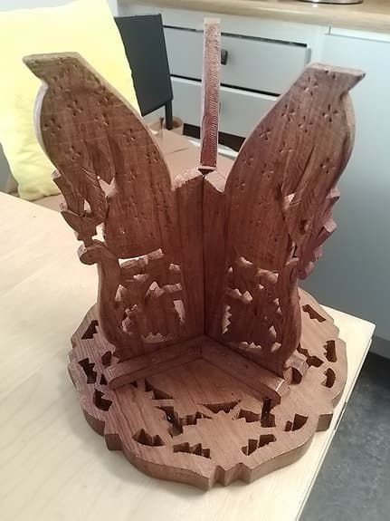 Träbord med snidade detaljer.