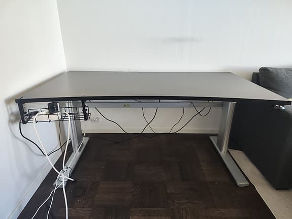 Höj- och sänkbart skrivbord