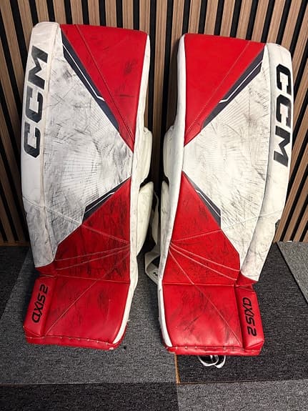 CCM AXIS2 målvaktsbenskydd 34+1 röd & vit