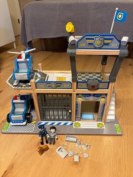 Polisstation i trä med 13delar, Hape