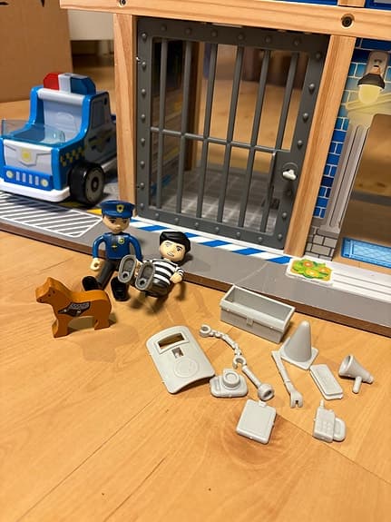 Polisstation i trä med 13delar, Hape