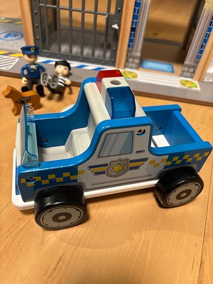 Polisstation i trä med 13delar, Hape