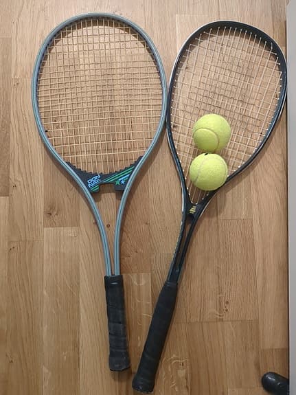 Tennisracket set med två tennisbollar