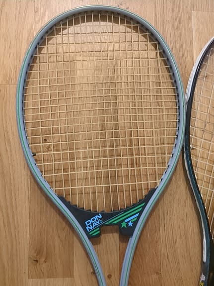Tennisracket set med två tennisbollar