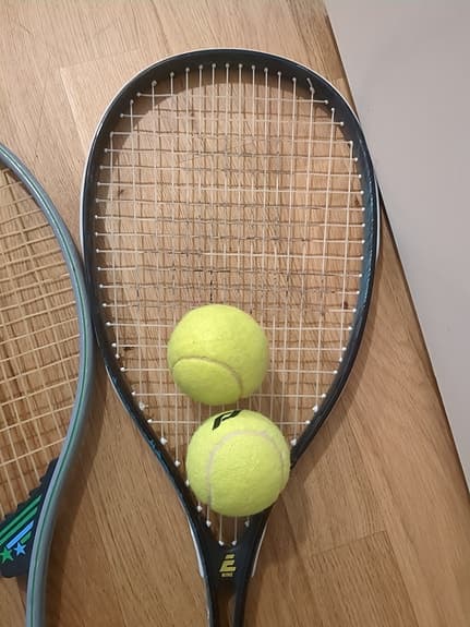 Tennisracket set med två tennisbollar