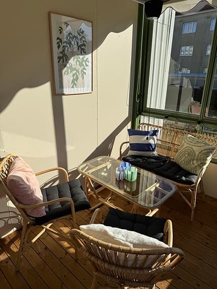 Rotting loungeset med glasbord för uteplats eller balkong