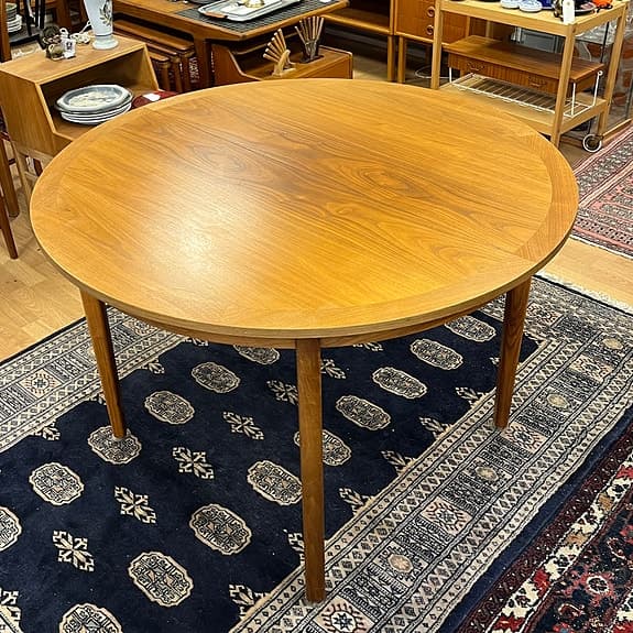 Matgrupp i Teak – Bord och 6st Stolar