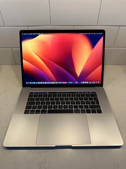 MacBook Pro 15” 2017, 16GB RAM & Touch Bar