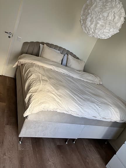 Mio kontinentalsäng beige med sänggavel