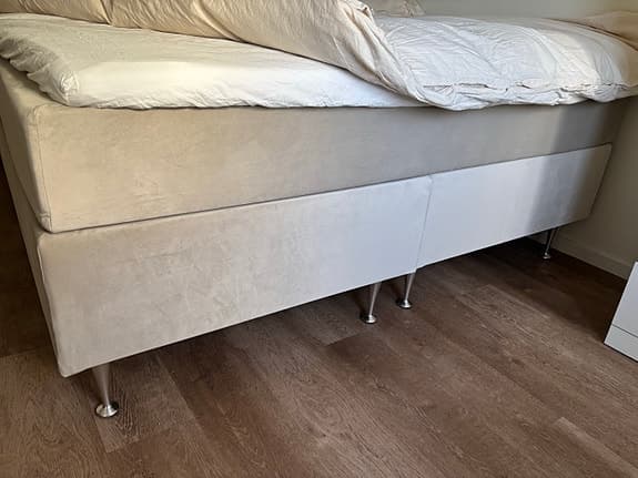 Mio kontinentalsäng beige med sänggavel