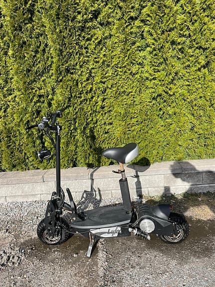 Lyfco Elektrisk elscooter svart med sadel