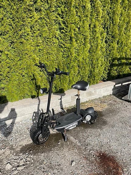 Lyfco Elektrisk elscooter svart med sadel