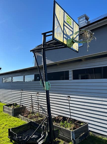 Basketställning med korg och platta,