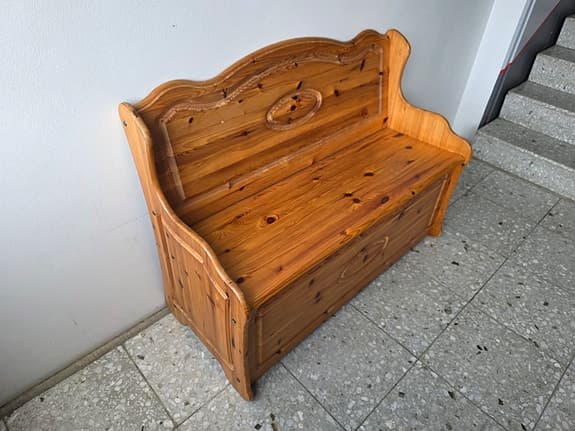 Träsoffa med förvaring
