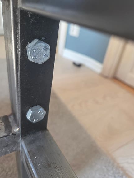 Snygg, modern sängram i metall