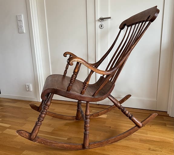 Gungstol med hög rygg och långa medar