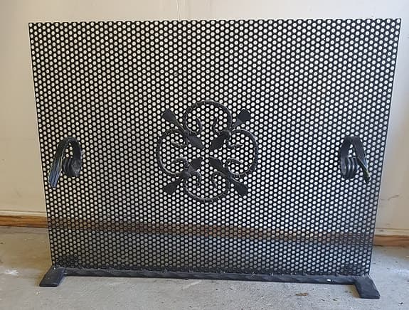 Eldgaller svart metall med dekorativt mönster
