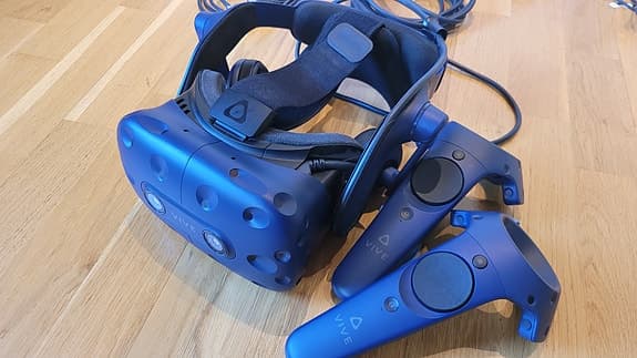 HTC Vive Pro VR-headset med kontroller och basstationer