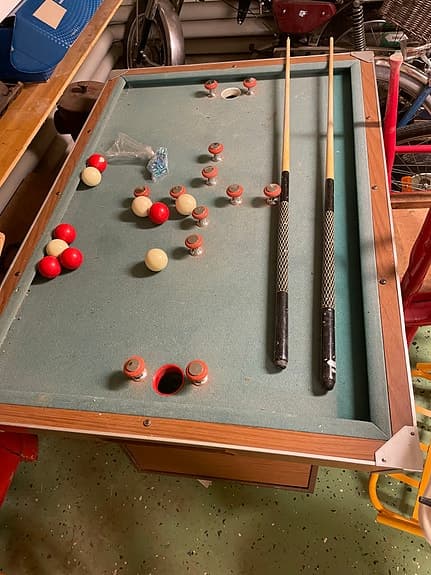 Bumper pool, biljard liknande spel.