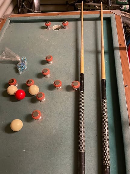 Bumper pool, biljard liknande spel.