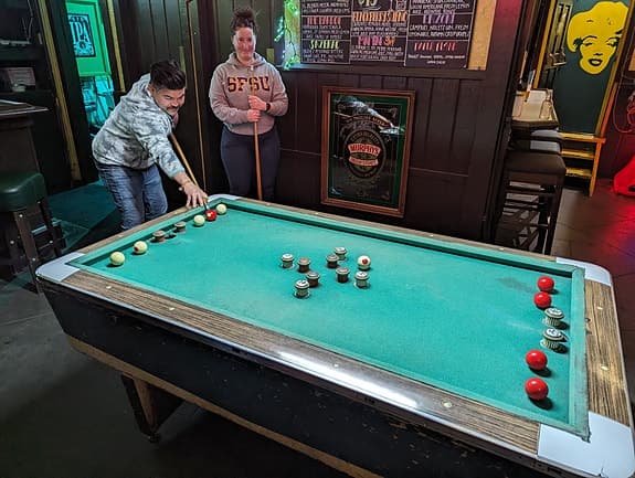 Bumper pool, biljard liknande spel.