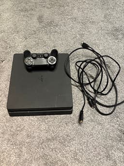 Sony Playstation 4 spelkonsol svart med handkontroll och kablar