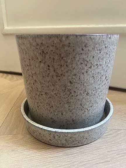 Kruka i stengods med fat från Arket