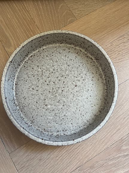Kruka i stengods med fat från Arket